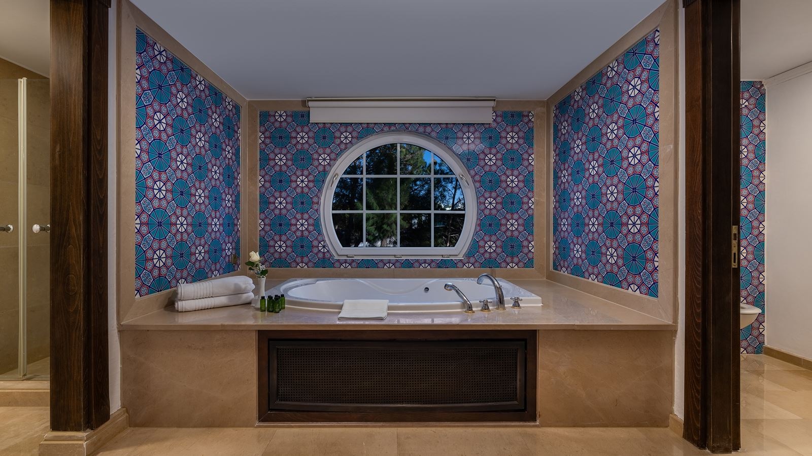 rooms-sultan-suite-with-jacuzzi