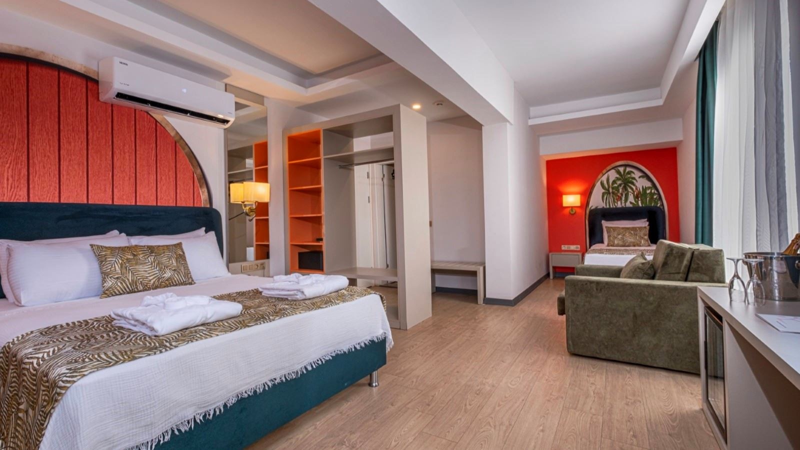 rooms-selectum-large-garden-jacuzzi-room