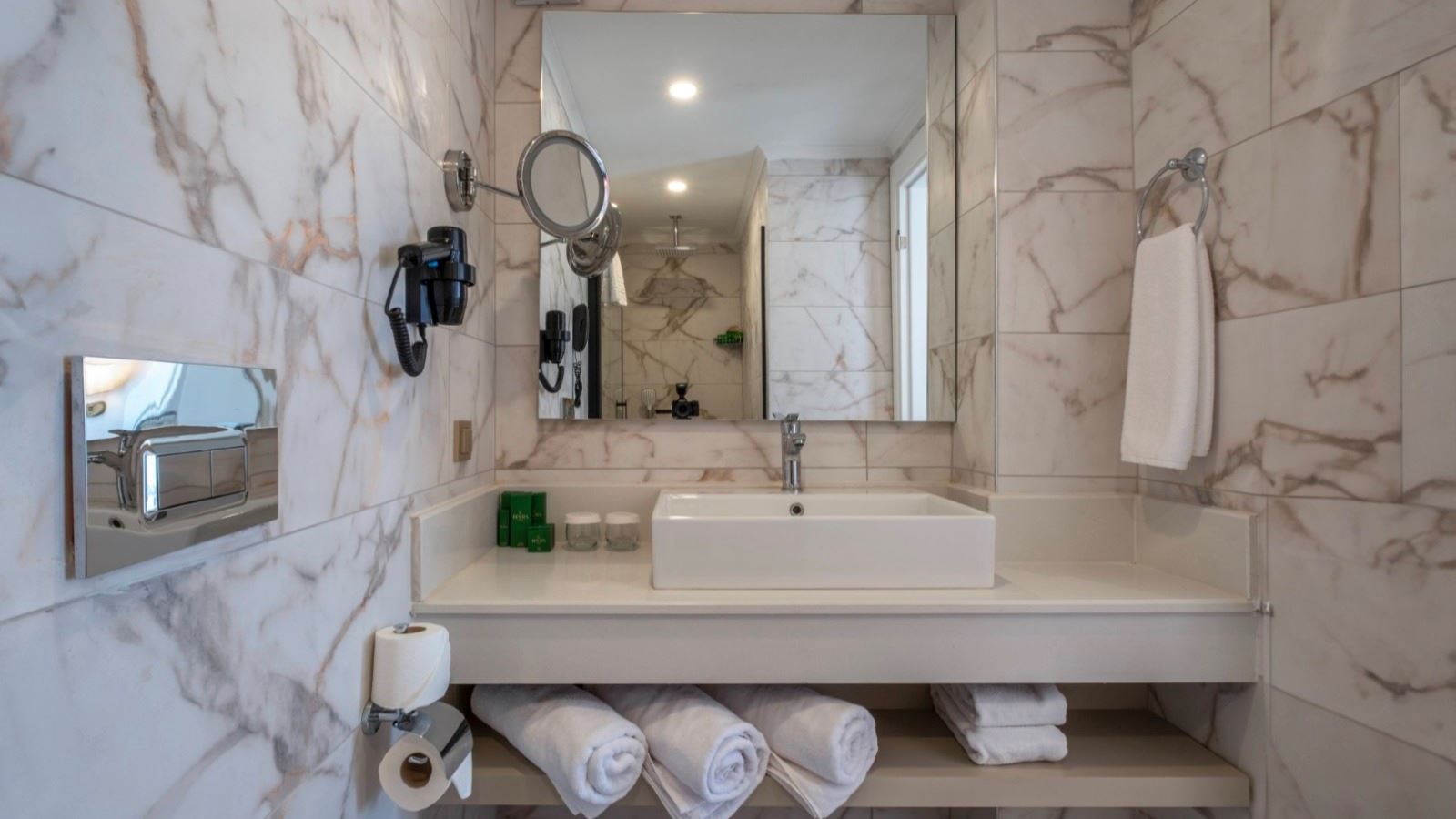 rooms-selectum-large-garden-jacuzzi-room