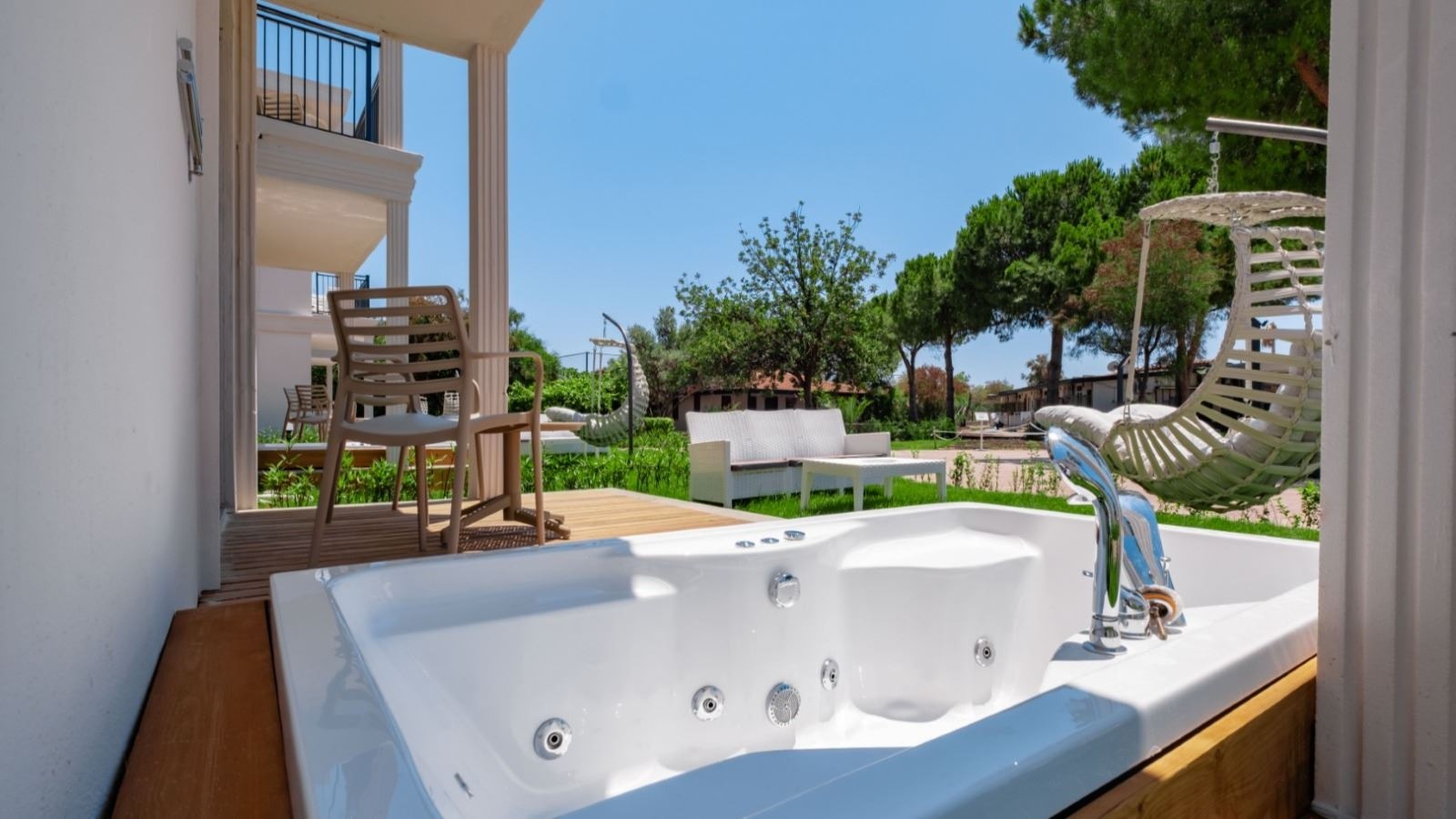 rooms-selectum-large-garden-jacuzzi-room
