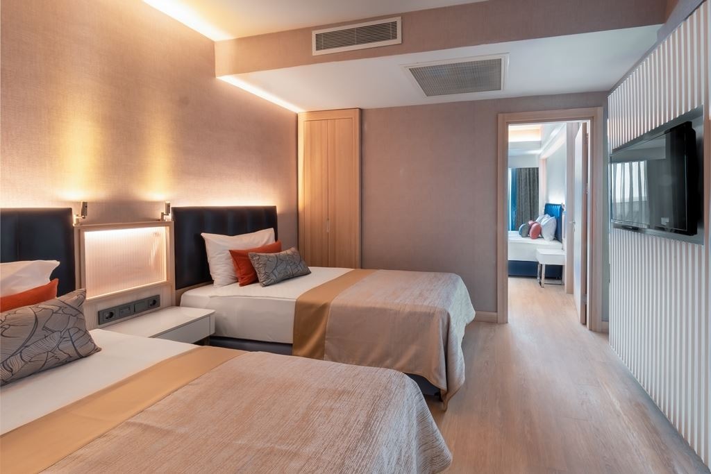 rooms-family-superior-swimup-land-view