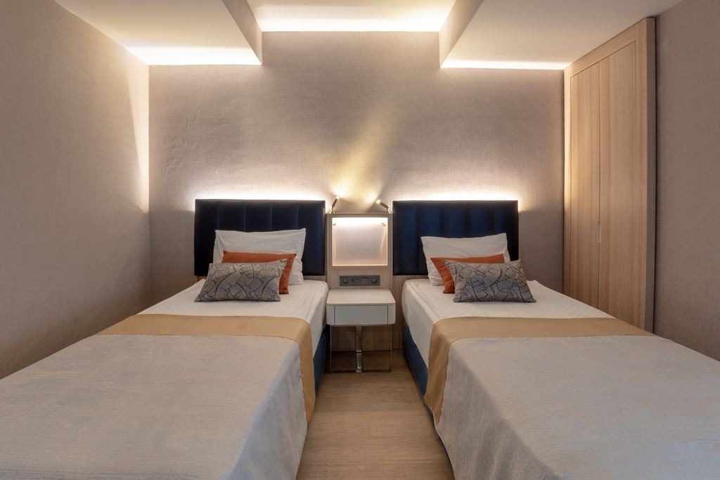 rooms-family-superior-swimup-land-view