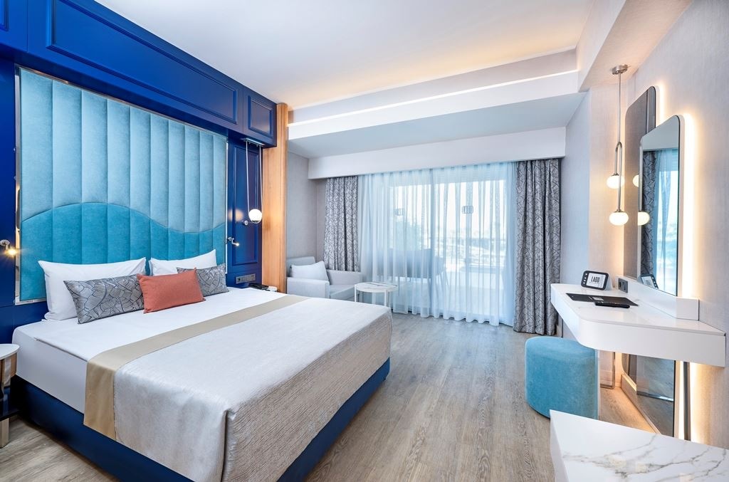 rooms-family-swim-up-land-view