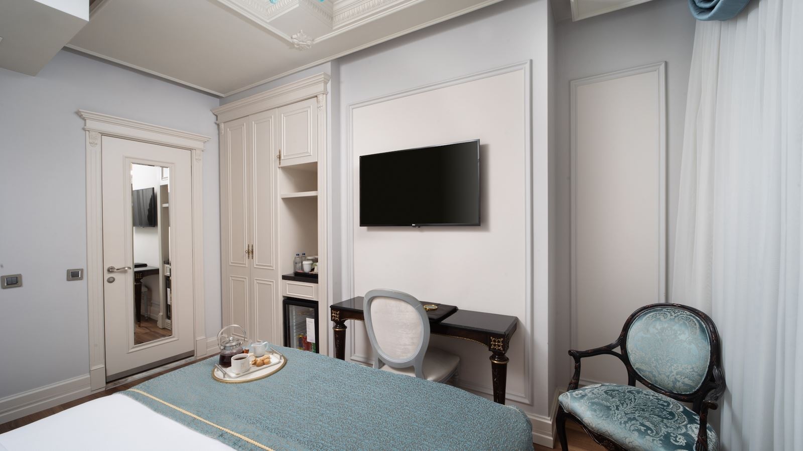 rooms-classic-double-room-city-view