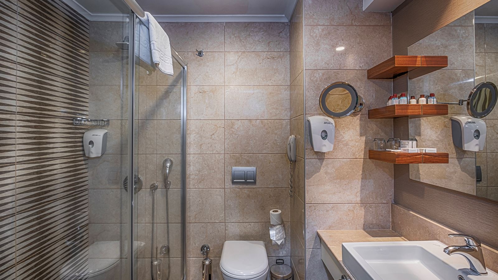 rooms-standard-room-pool-view