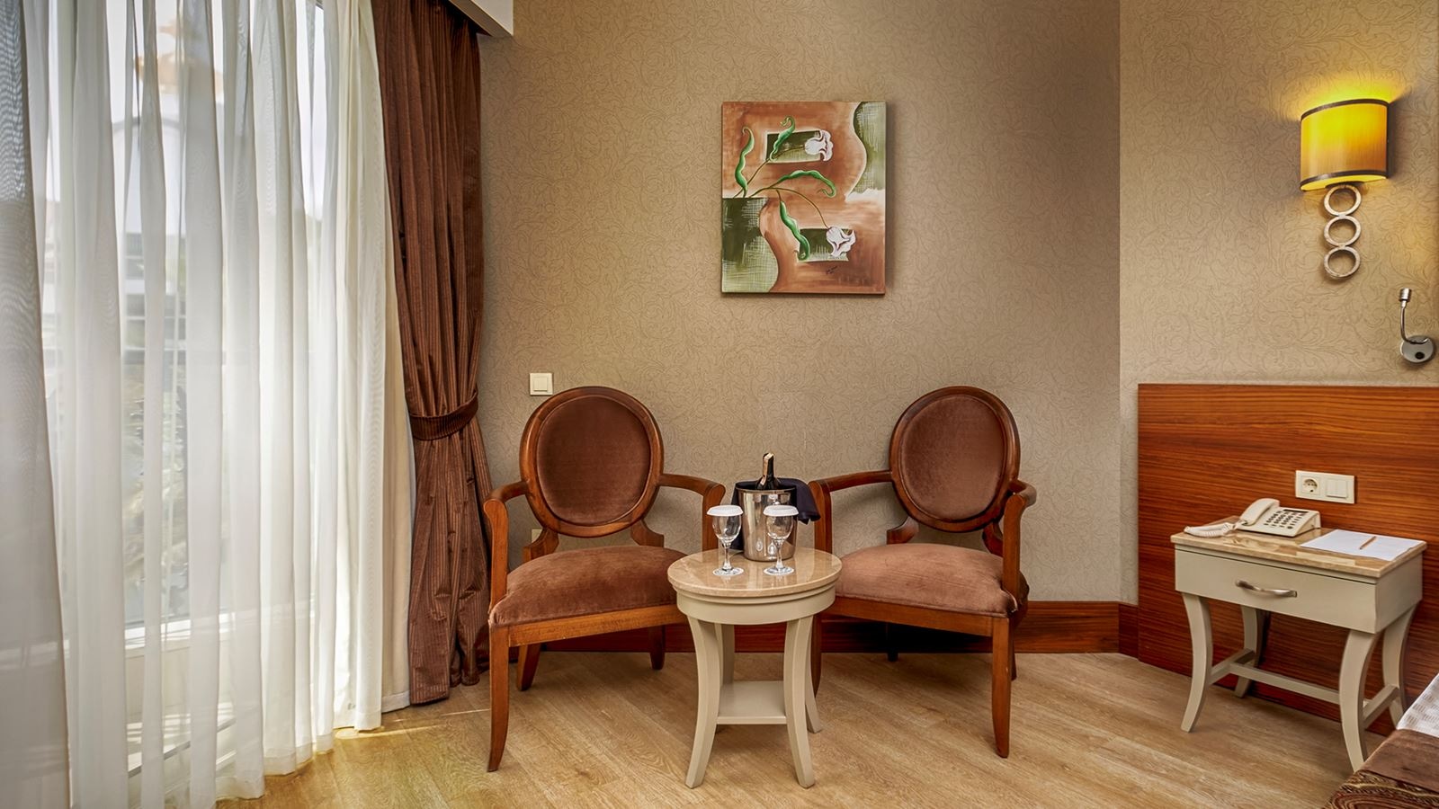 rooms-large-room-land-view