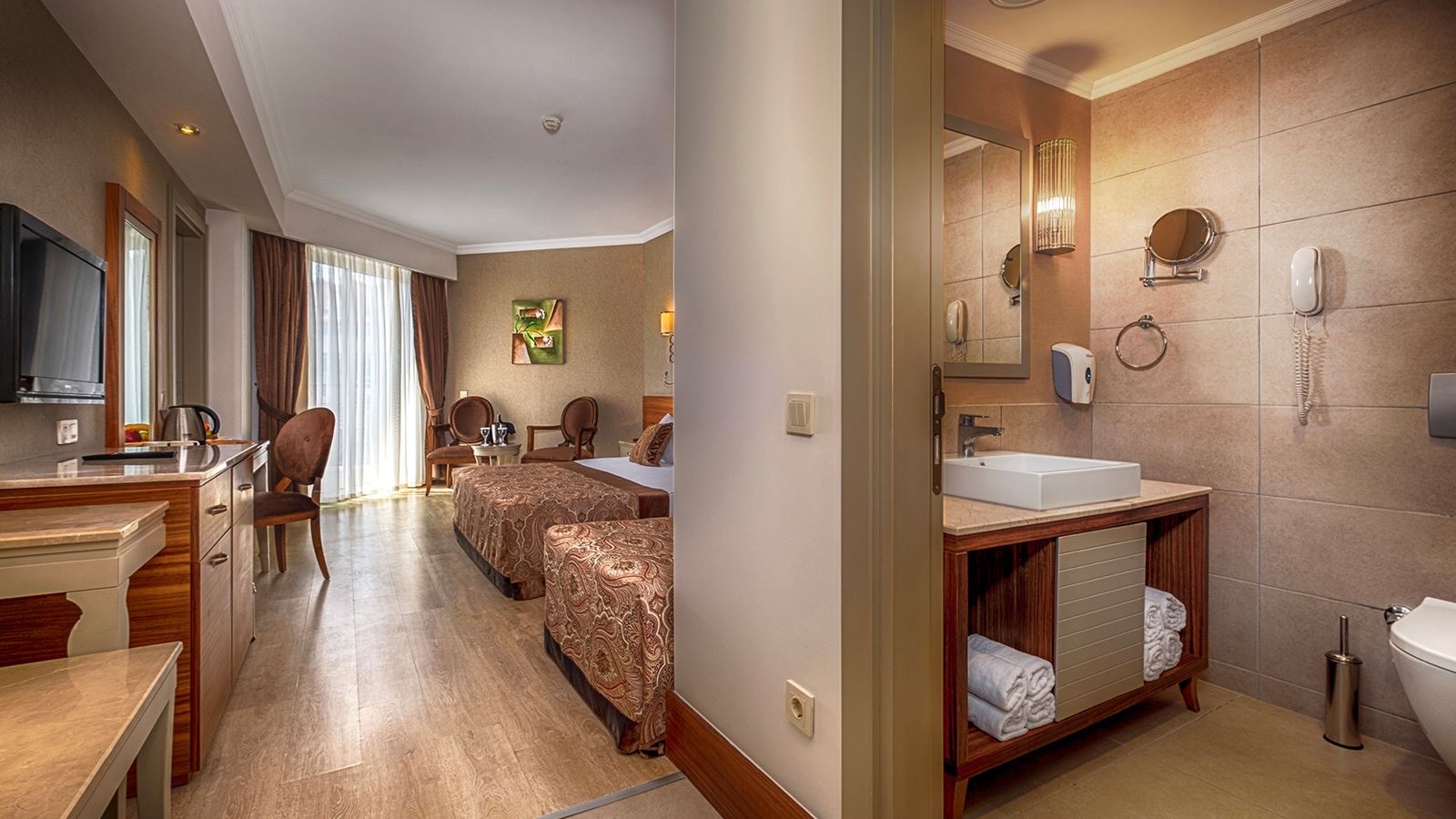 rooms-family-room-pool-view