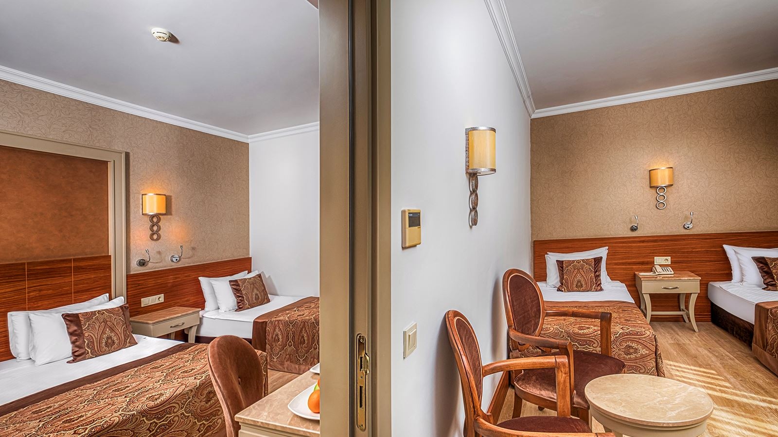 rooms-family-room-pool-view