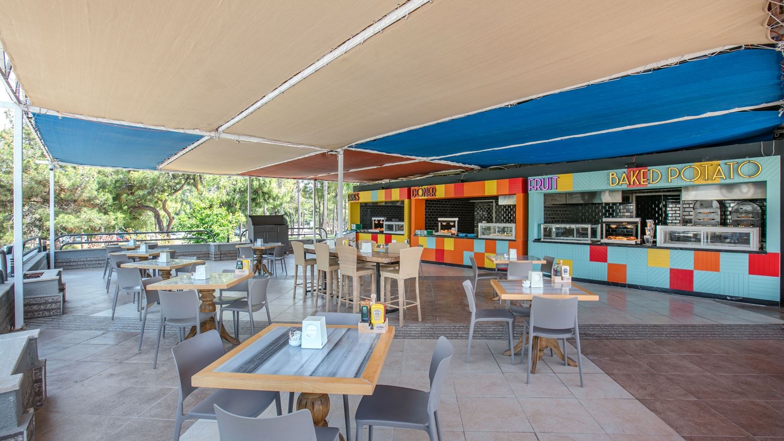 restaurants-pool-food-court