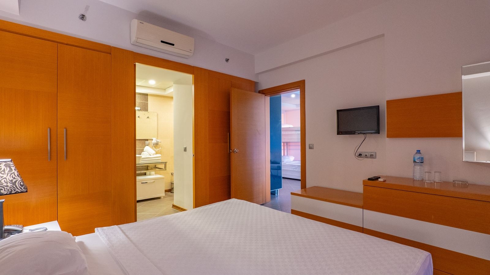 rooms-1+1-family-room-with-bunkbed