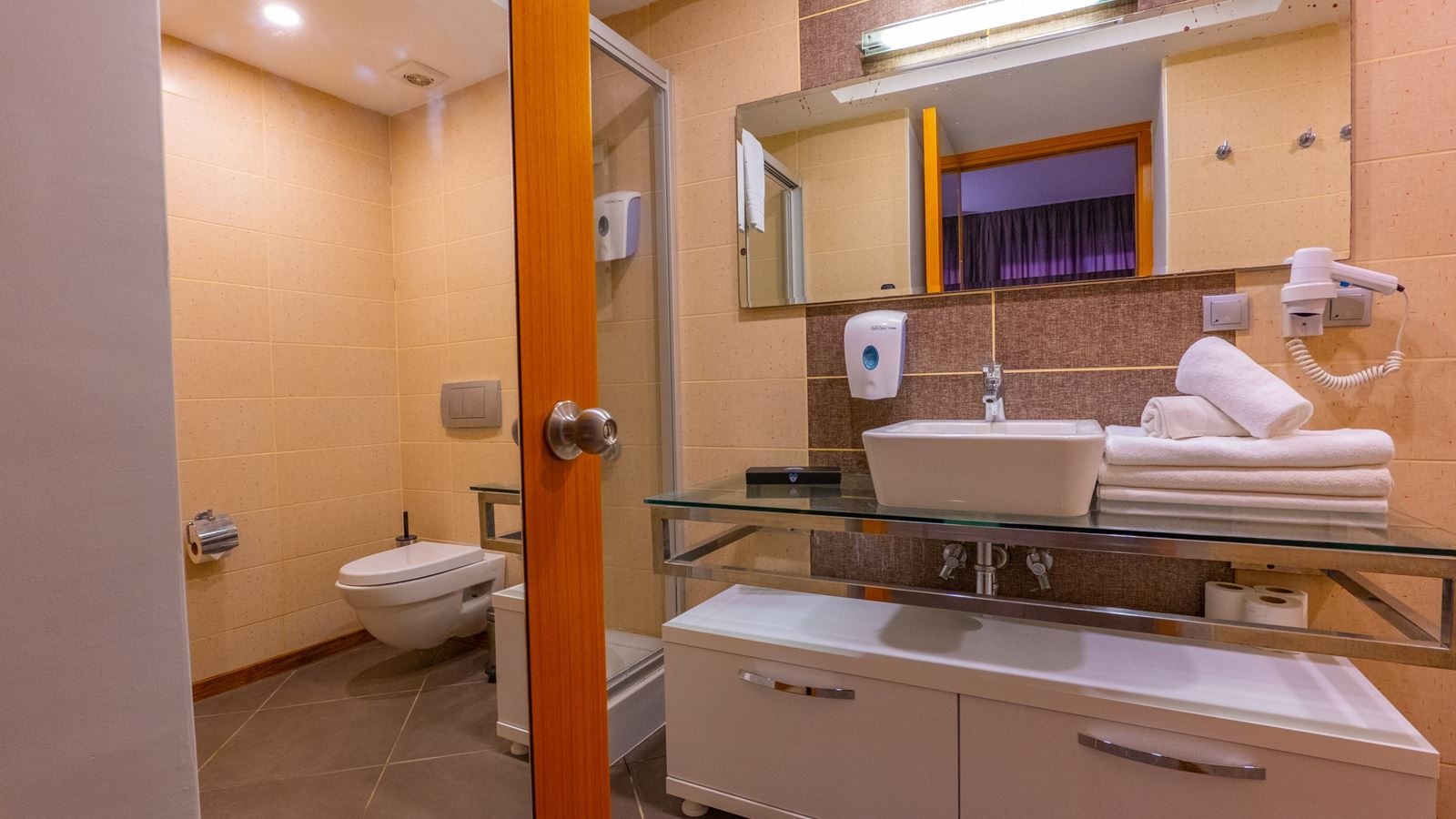 rooms-1+1-family-room-with-bunkbed