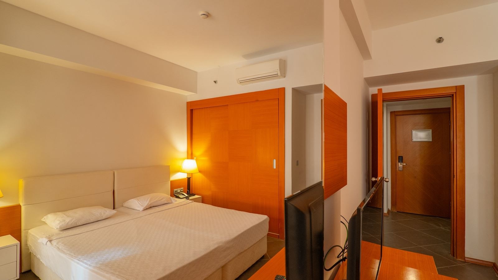 rooms-standard-room-side-sea-view