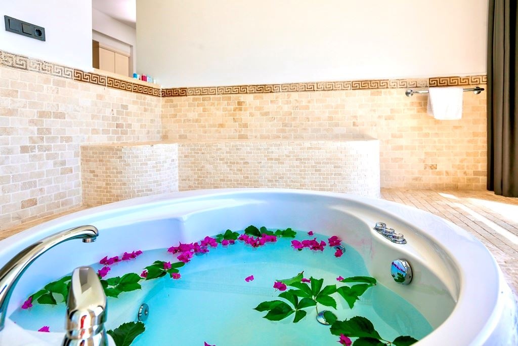 rooms-tropical-jacuzzi-garden-view