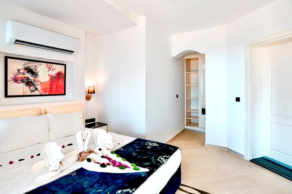 rooms-tropical-jacuzzi-sea-view