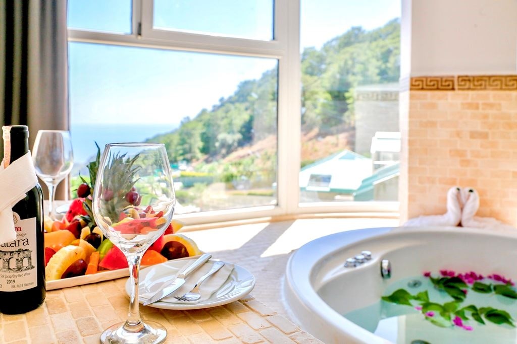 rooms-tropical-jacuzzi-sea-view