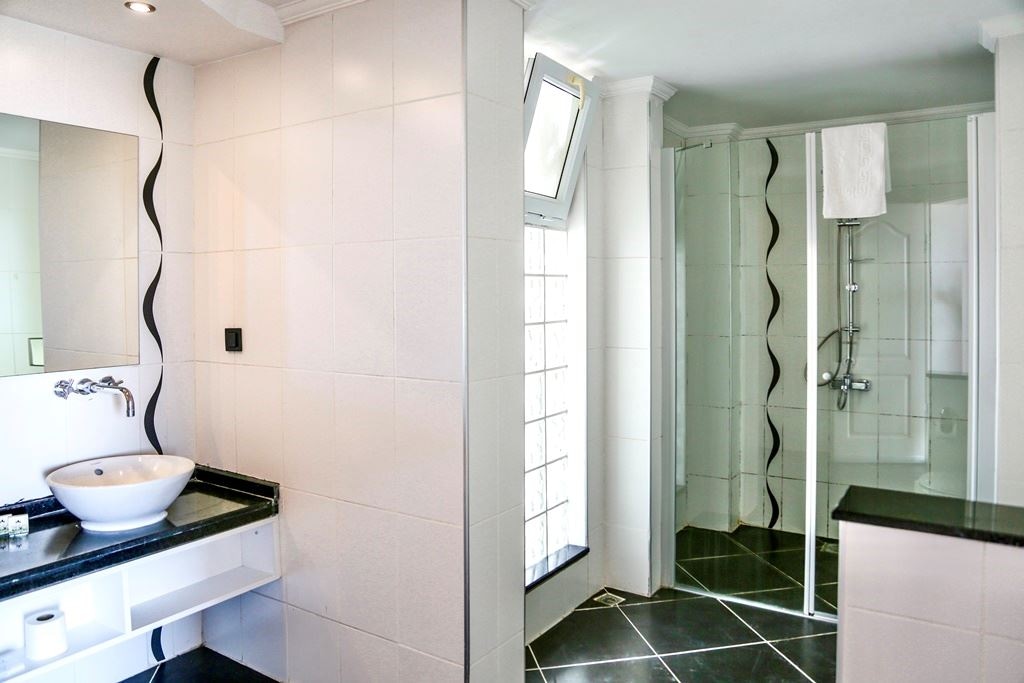 rooms-tropical-jacuzzi-sea-view