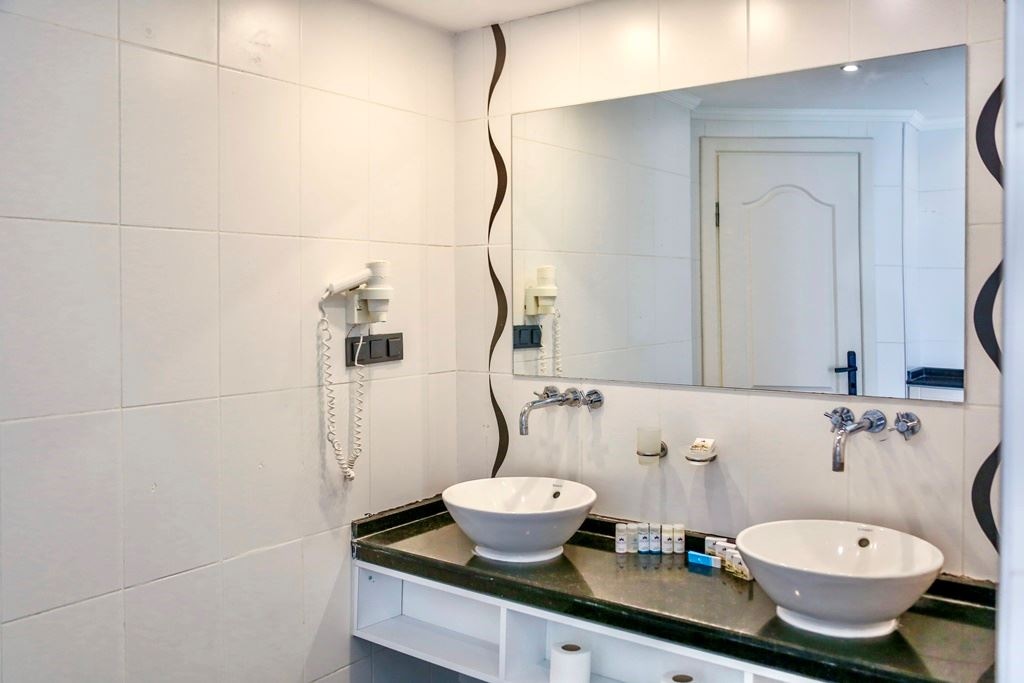 rooms-tropical-jacuzzi-sea-view