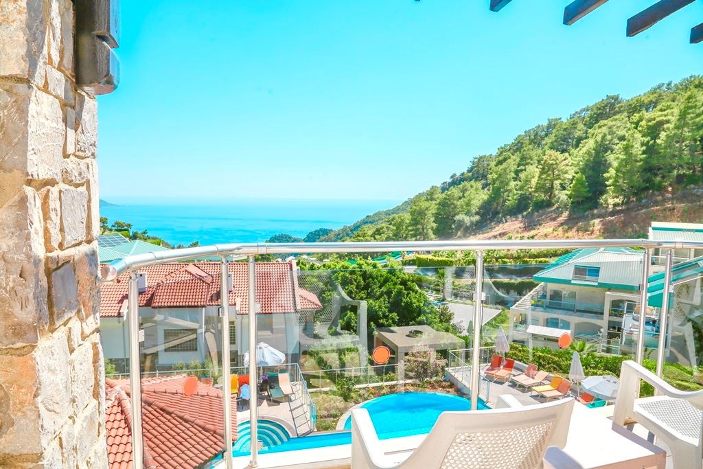 rooms-tropical-jacuzzi-sea-view