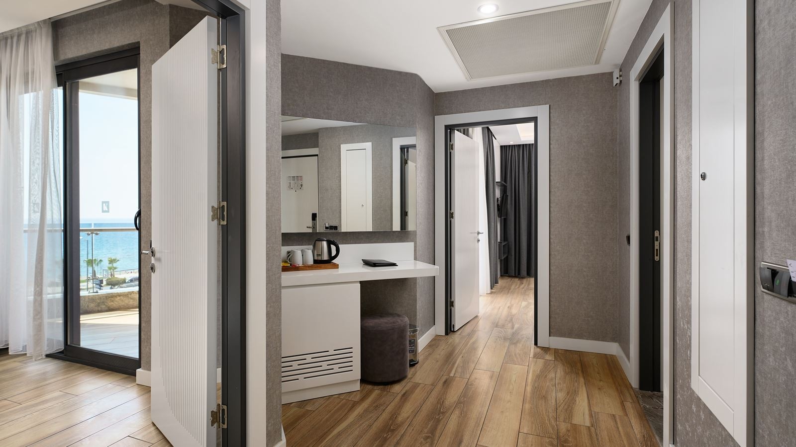 rooms-deluxe-family-room