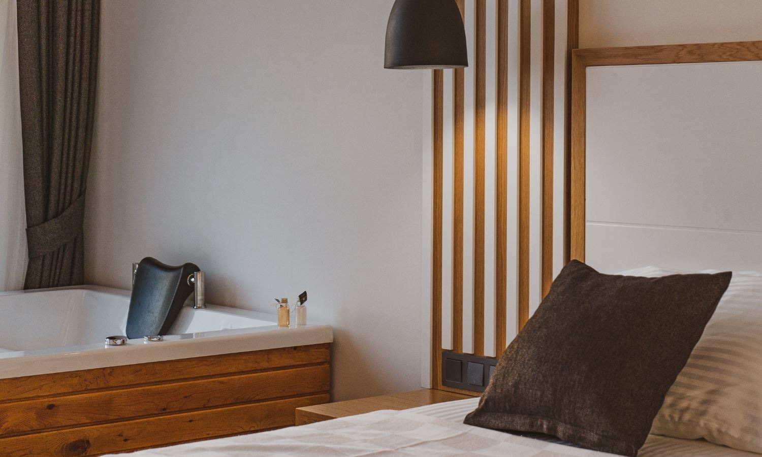 rooms-deluxe-sea-view-jacuzzi