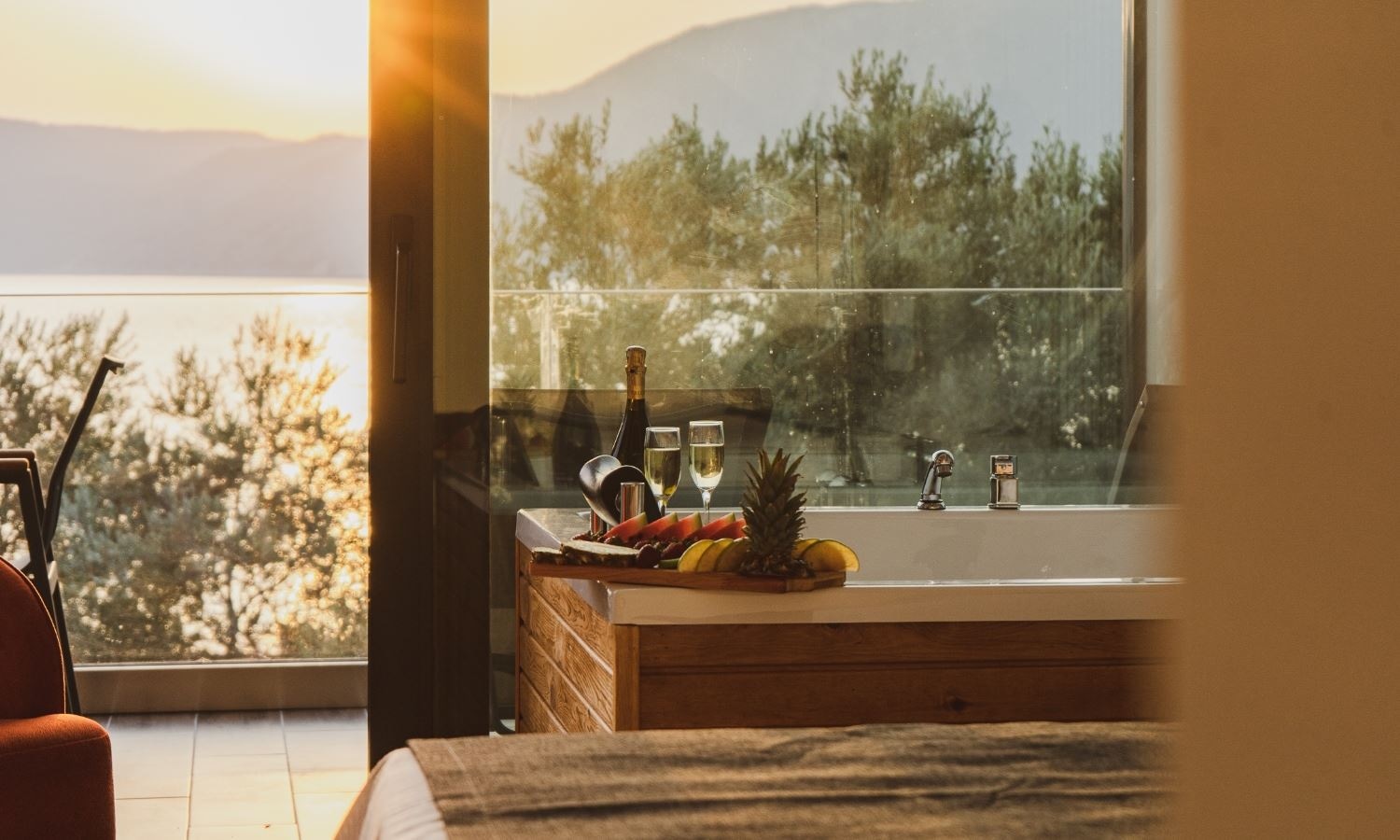 rooms-deluxe-spacious-sea-view-jacuzzi