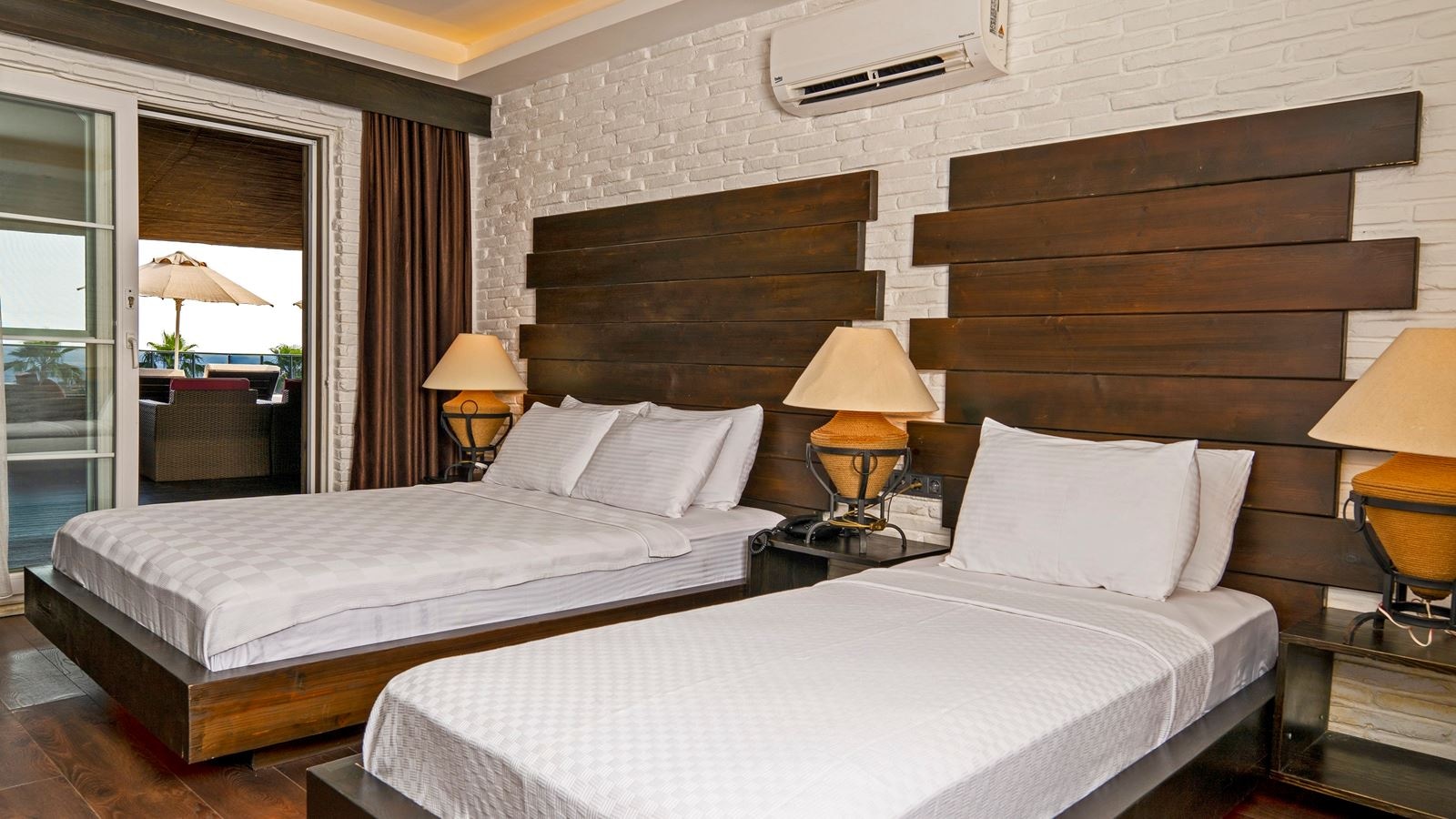 rooms-panoramic--terrace--room-with--jaccuzi