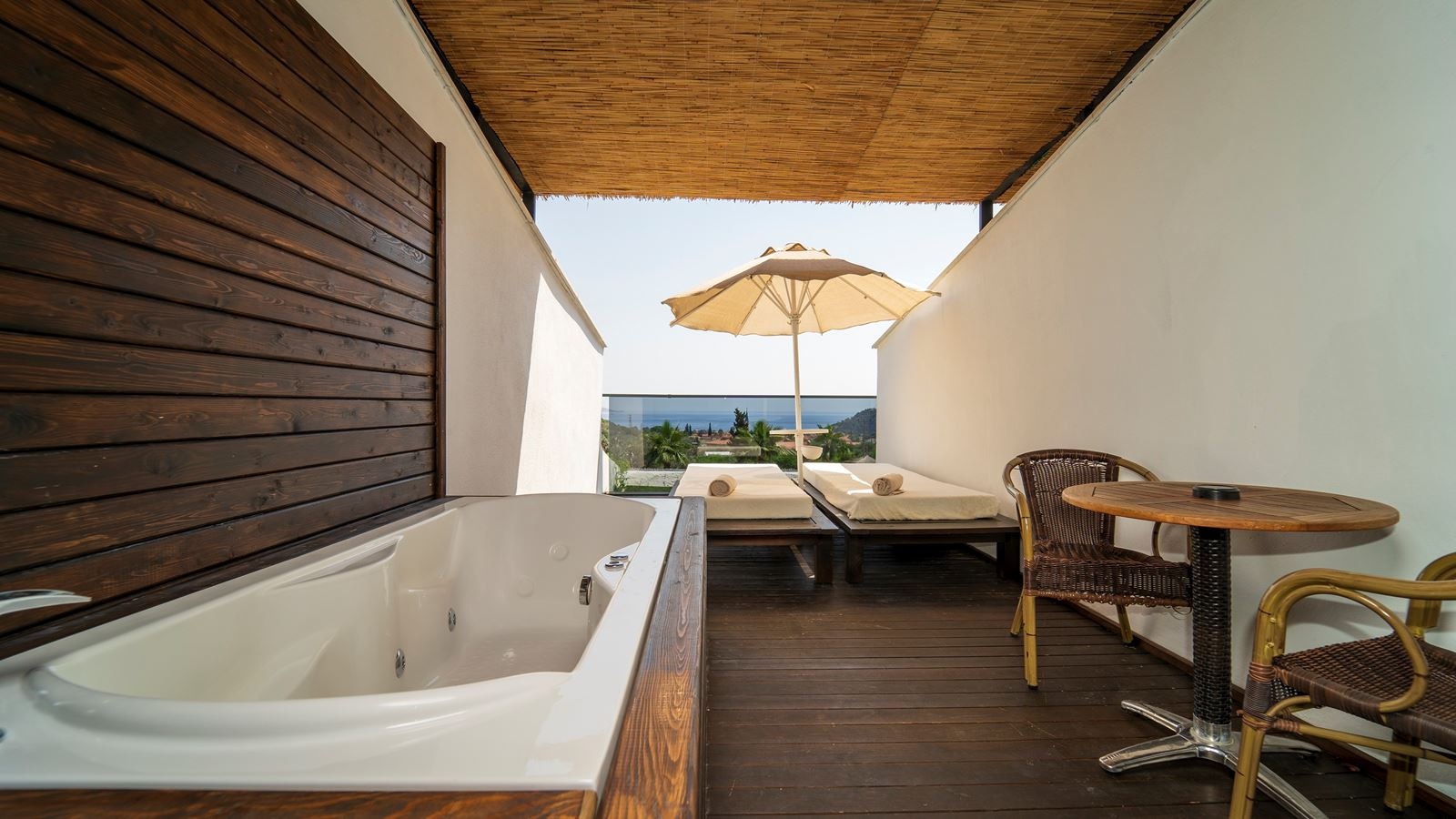 rooms-panoramic--terrace--room-with--jaccuzi