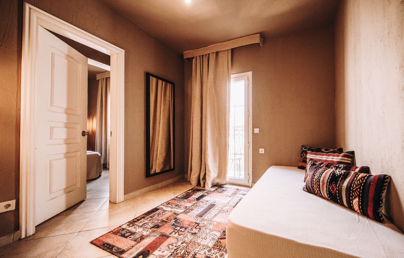 rooms-club-room-land-view