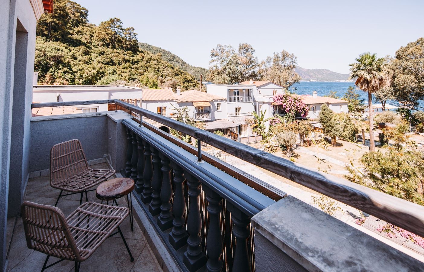 rooms-club-room-sidesea-view