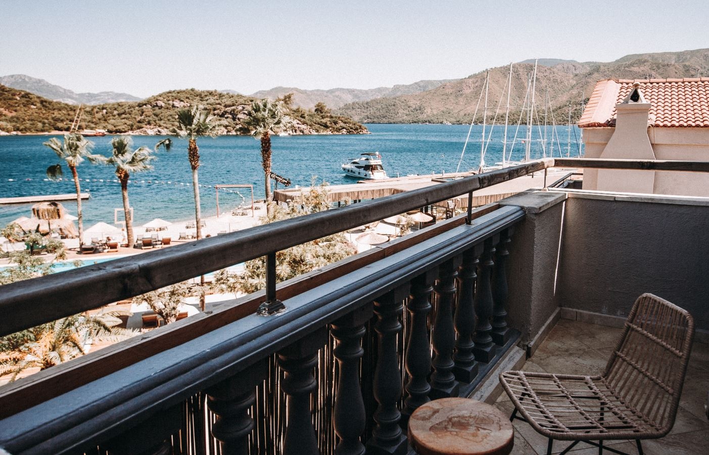 rooms-club-room-sidesea-view