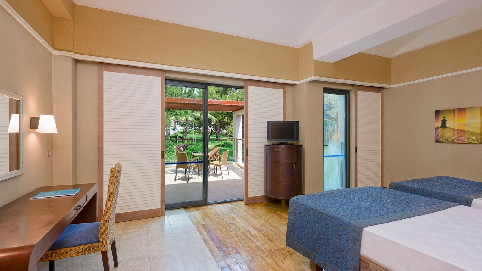 rooms-family-suite-land-view