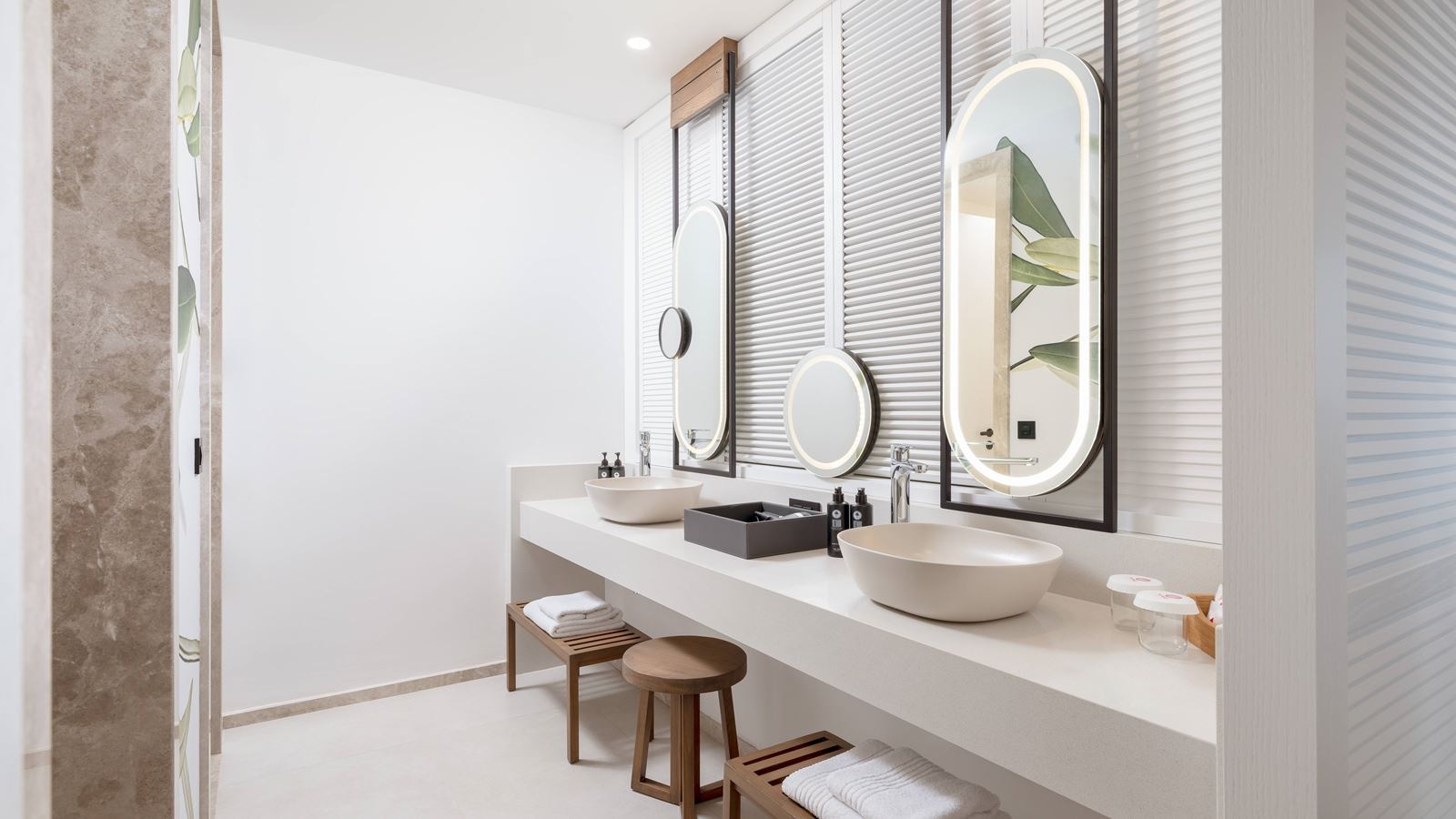 rooms-deluxe-room-sea-view--community-zone-