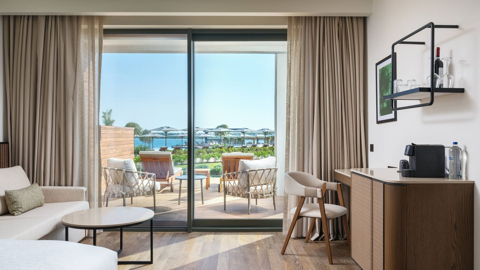 rooms-deluxe-double-4-swimup-room-sea-view--community-zone-