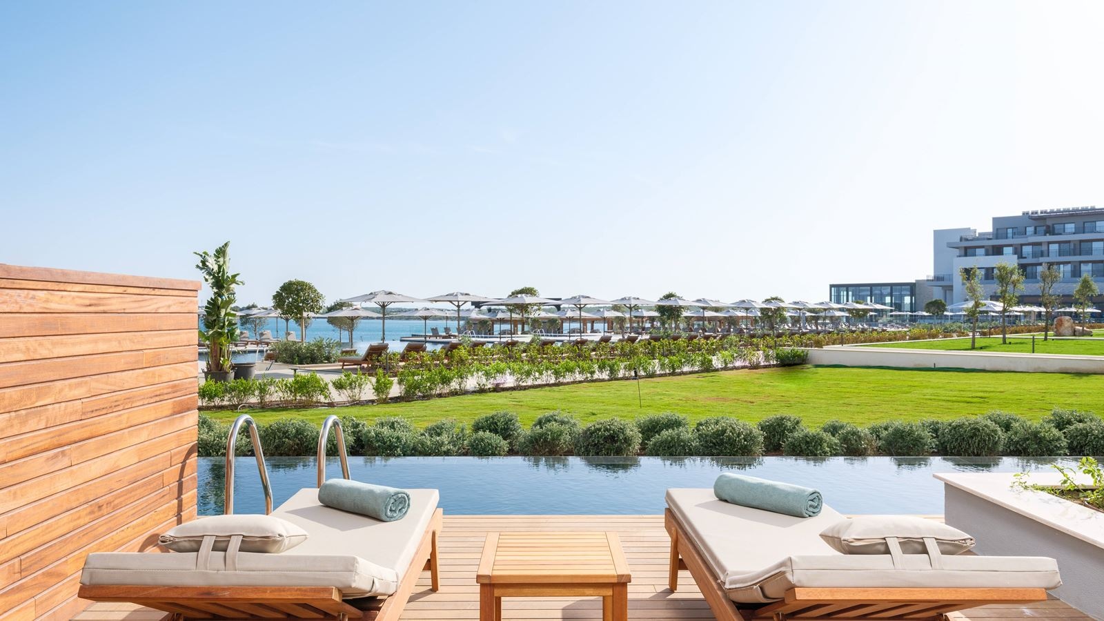 rooms-deluxe-double-4-swimup-room-sea-view--community-zone-