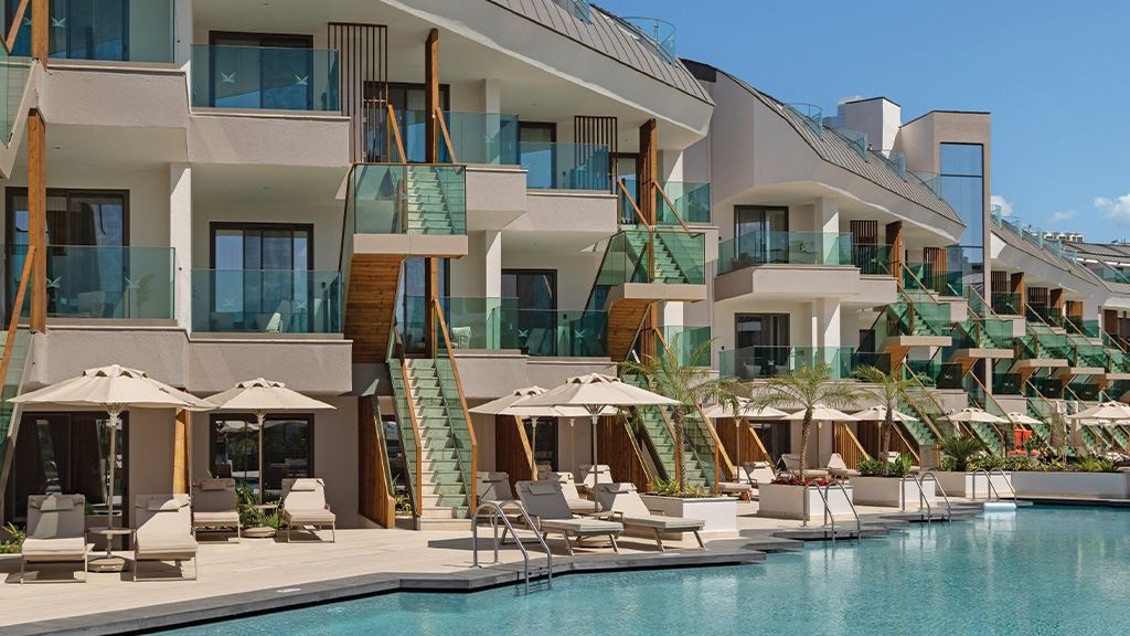 rooms-deluxe-pool-access-via-stairs