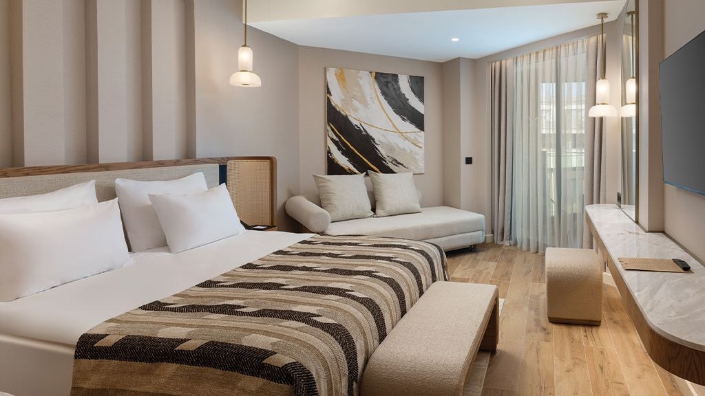 rooms-deluxe-pool-access-via-stairs