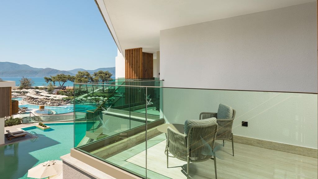 rooms-deluxe-pool-access-via-stairs