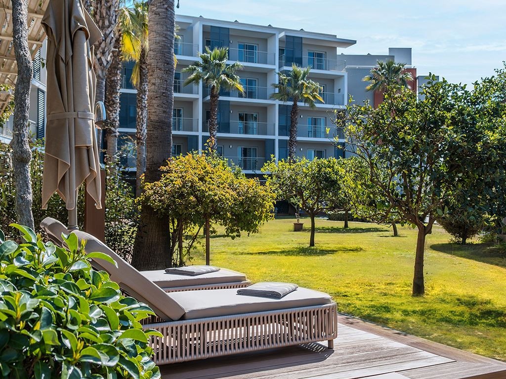 rooms-deluxe-suite-with-relax-garden-terrace