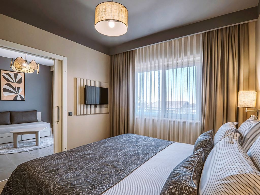 rooms-deluxe-suite-with-relax-garden-terrace