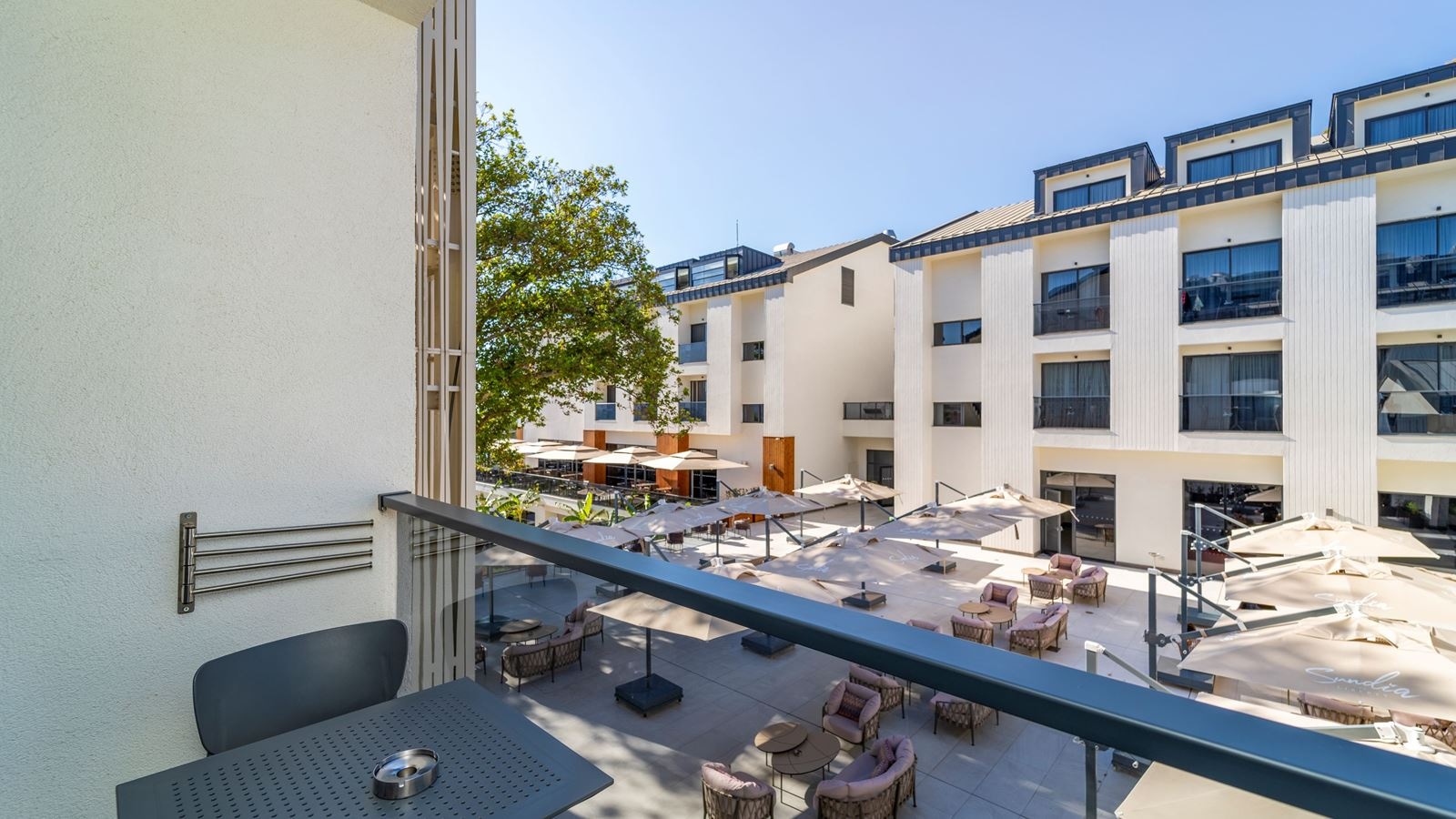 rooms-deluxe-room-land-view