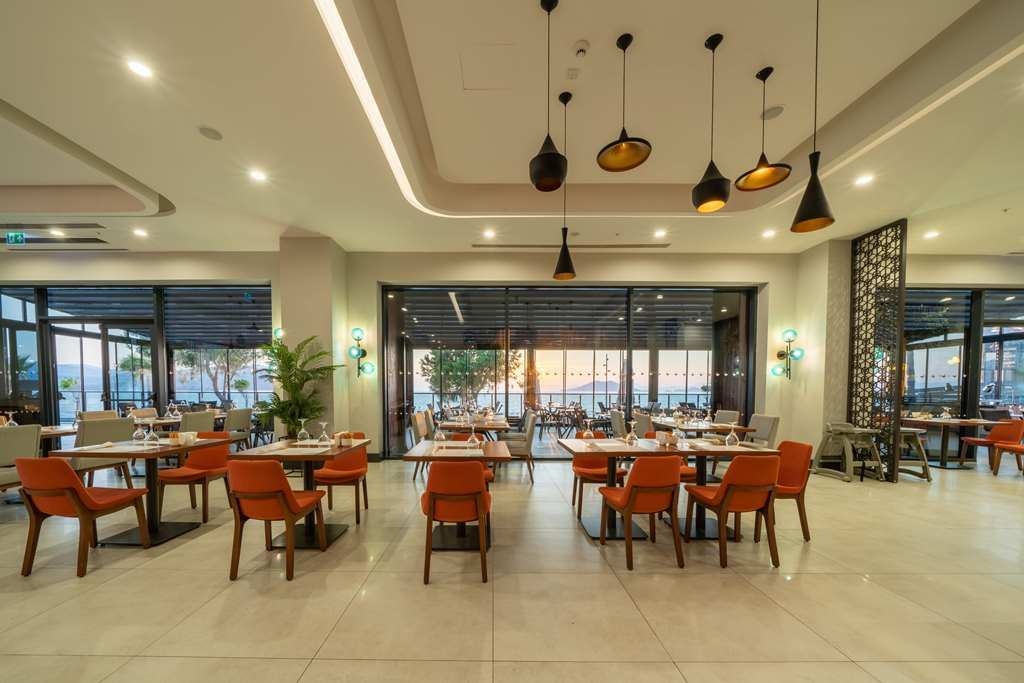 restaurants-the-blue-restaurant-main-restaurant