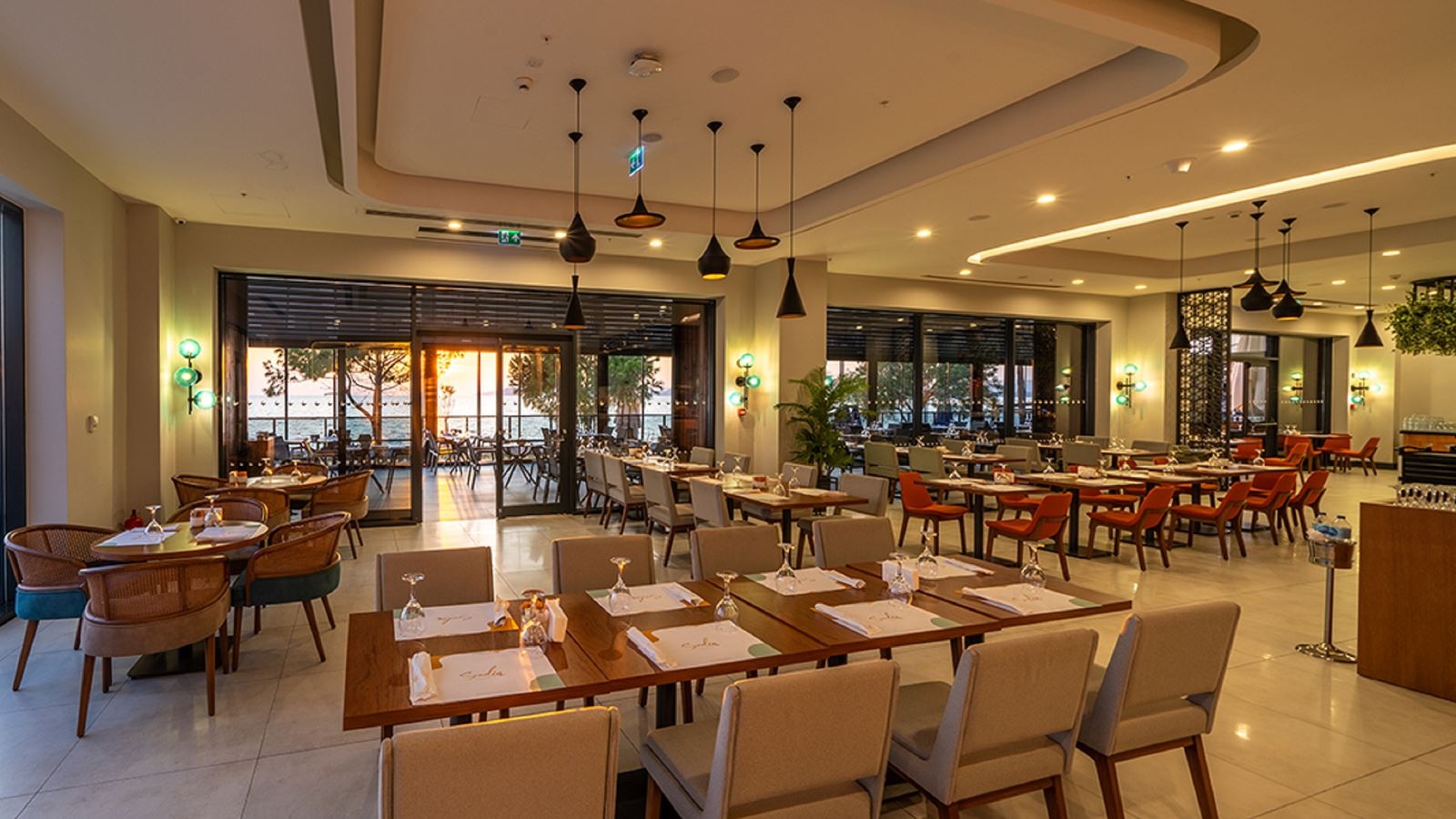 restaurants-the-blue-restaurant-main-restaurant