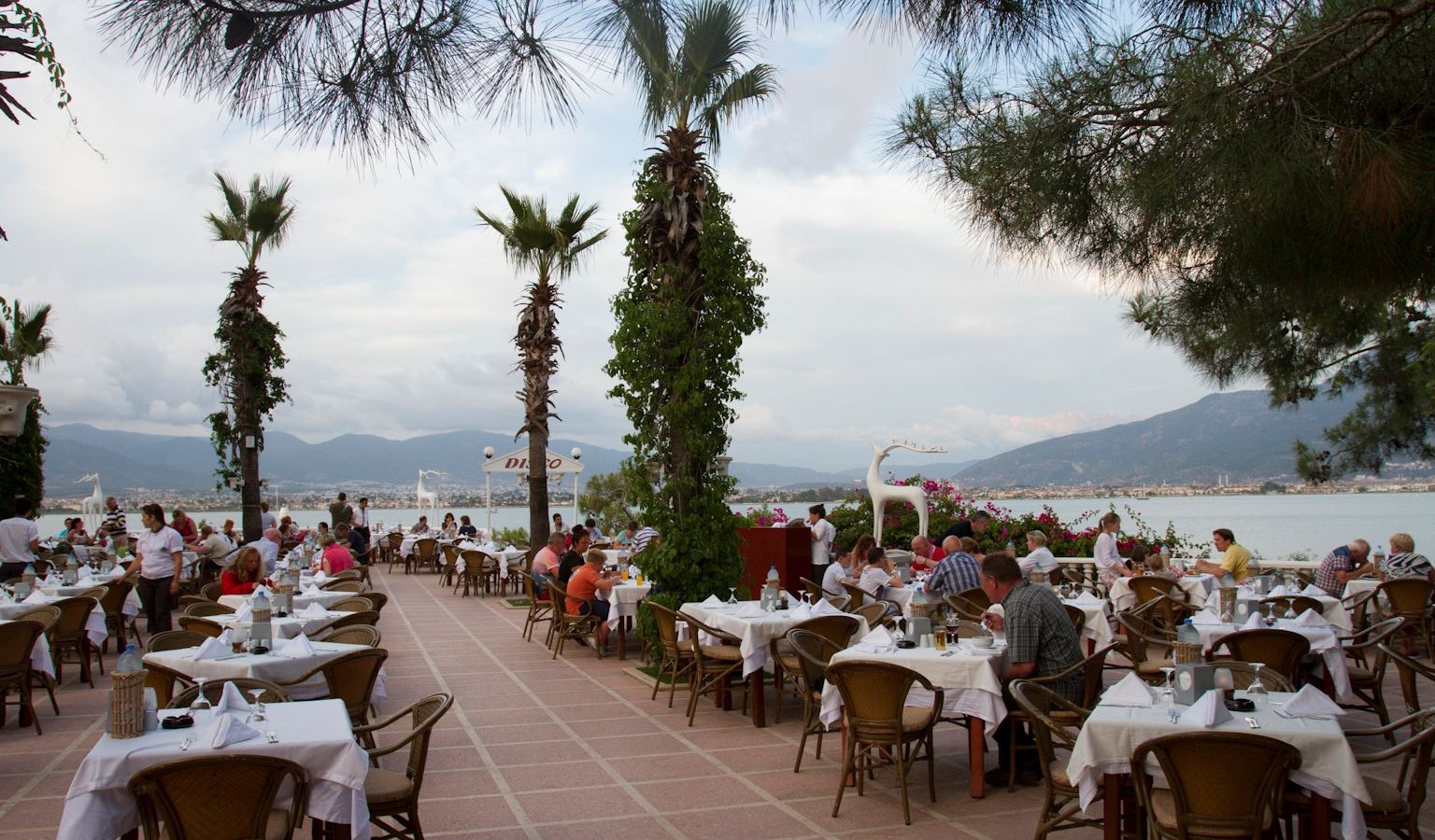 restaurants-moonlight-restaurant