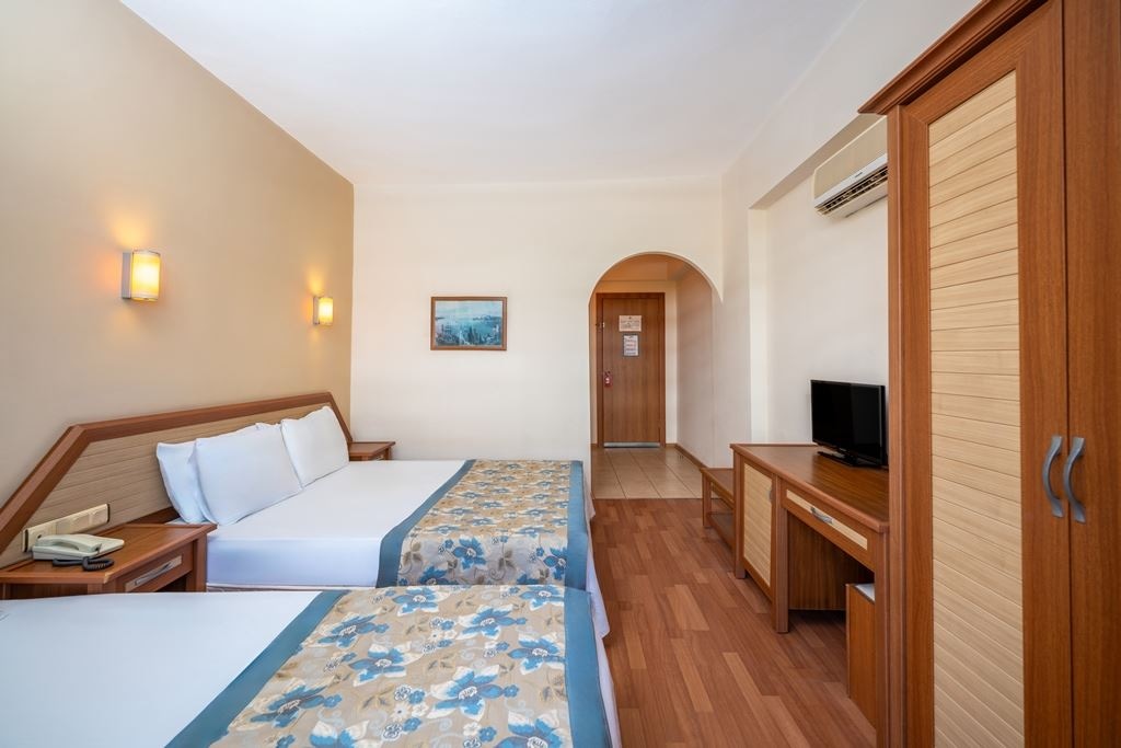 rooms-standart-pool-view