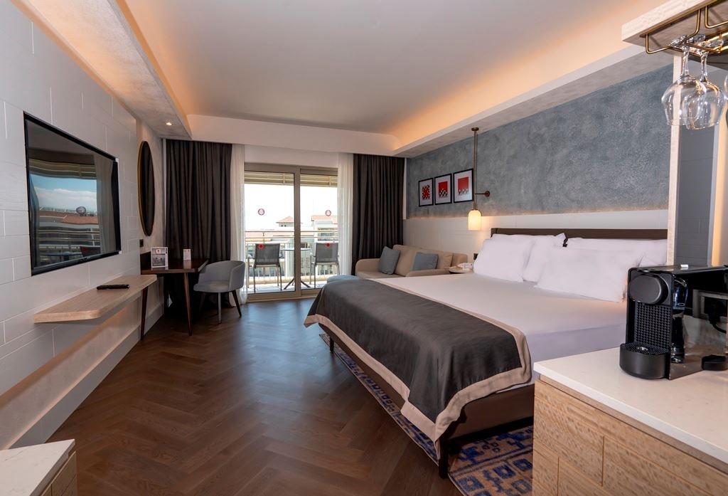 rooms-deluxe-room-side-sea-view-and-pool-view