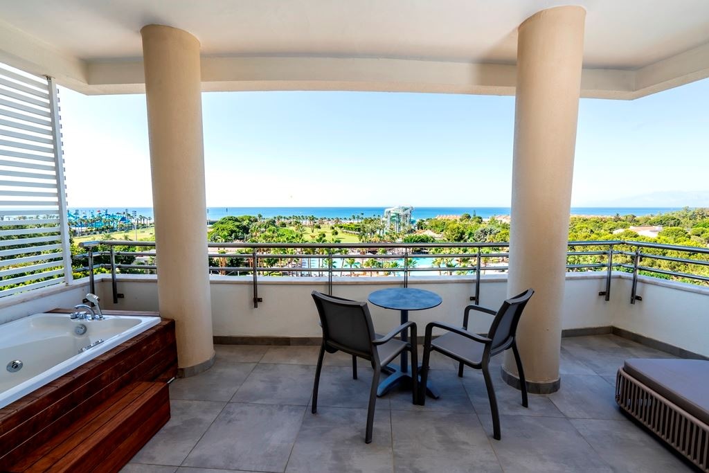 rooms-corner-suite-with-jacuzzi-and-sea-view