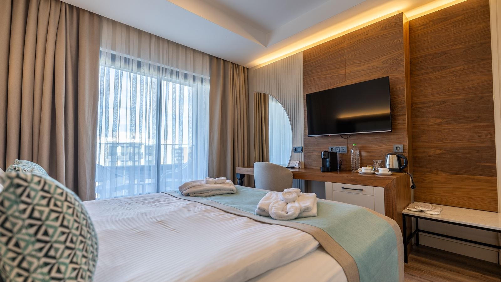 rooms-family-room-land-view-with-jacuzzi