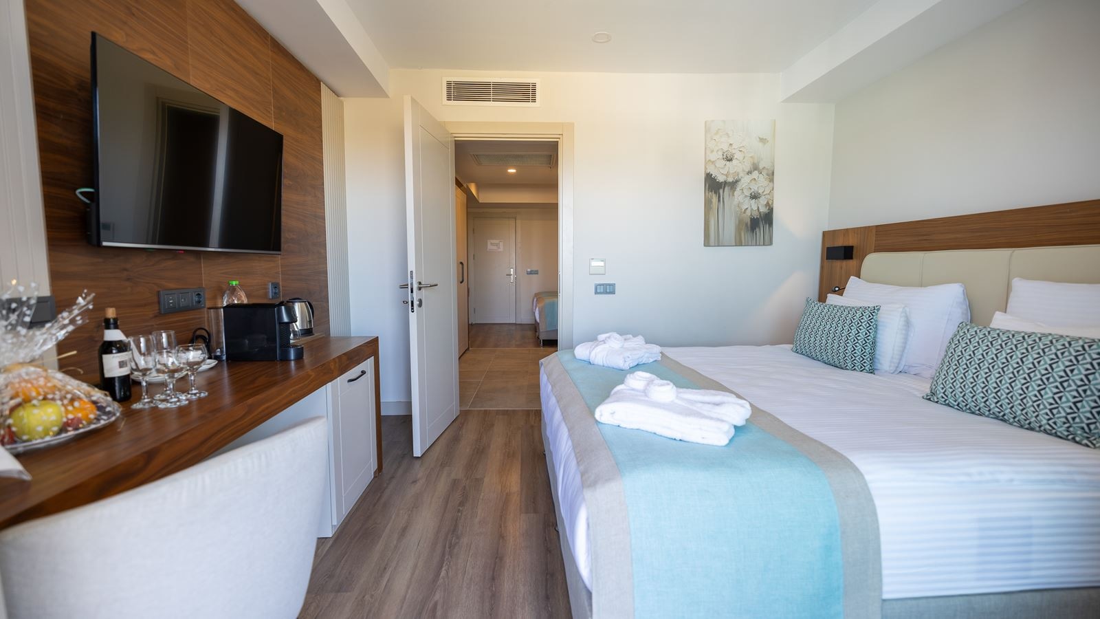 rooms-family-room-land-view-with-jacuzzi