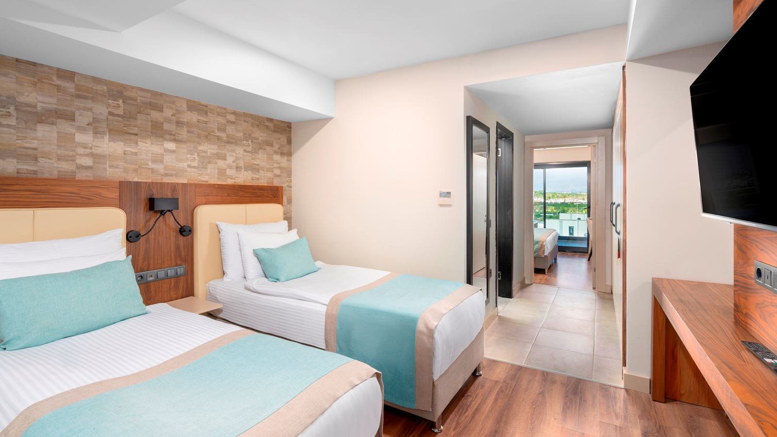 rooms-family-room-land-view-with-jacuzzi