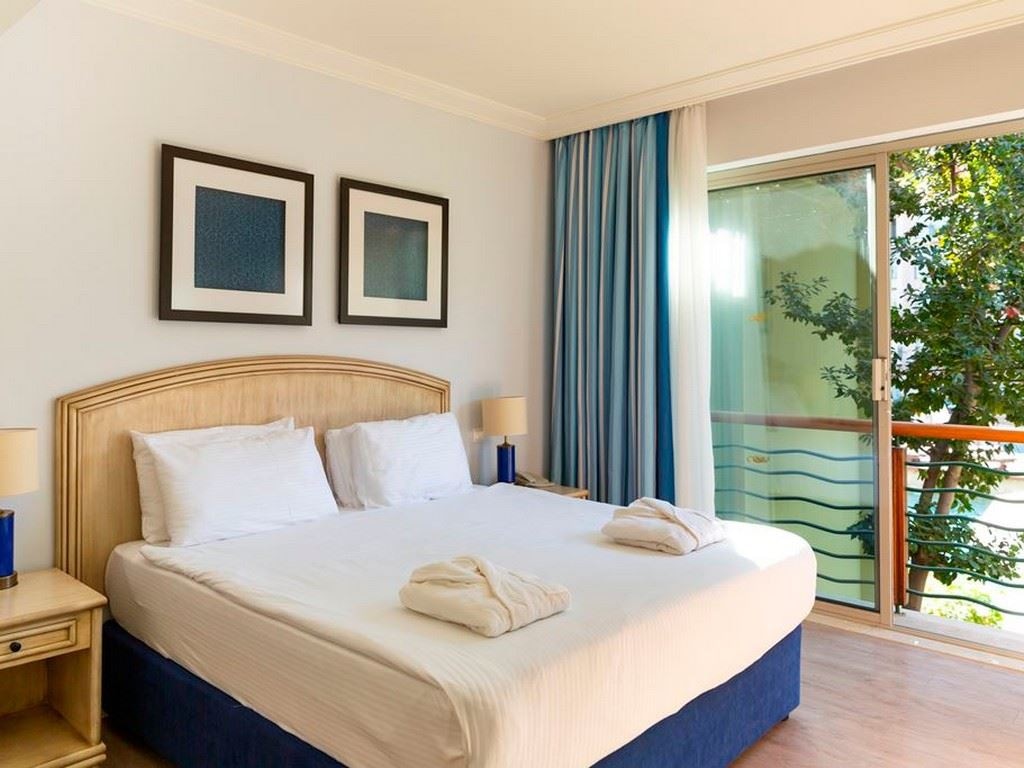 rooms-lake-deluxe-villa